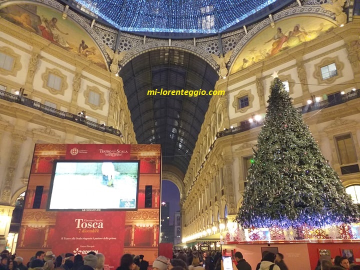 Albero Di Natale Swarovski Milano 2019.Milano In Galleria Vittorio Emanuele Dominano Le Luci Dell Albero Di Swaroski E Della Volta Mi Lorenteggio Com