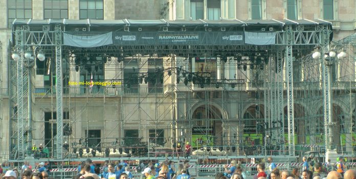 Il palco in piazza Duomo