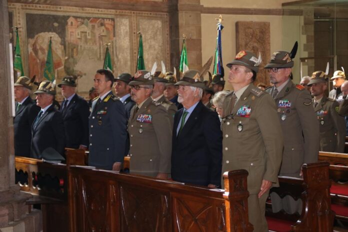 Il Presidente dell'Ana Sebastiano Favero, il comandante delle Truppe Alpine, gen. Ignazio Gamba e altre autorità durante la Messa in omaggio a San Maurizio.