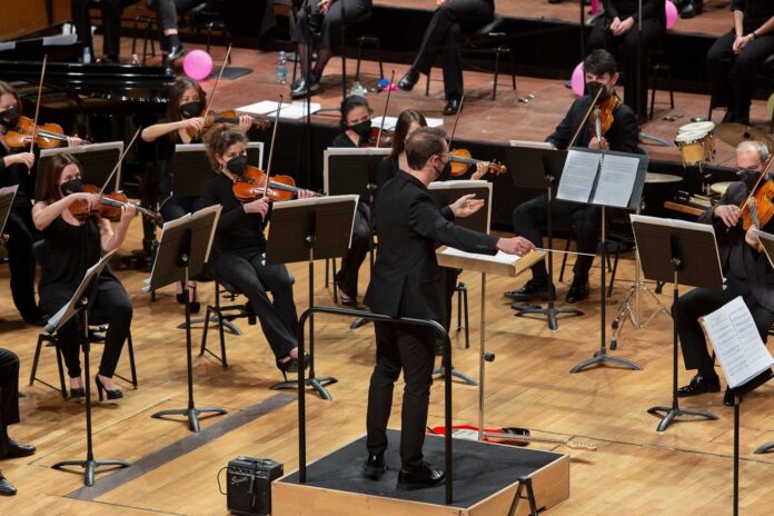 Marcello Corti dirige la Sinfonica con il Coro dei Giovani - foto Angelica Concari