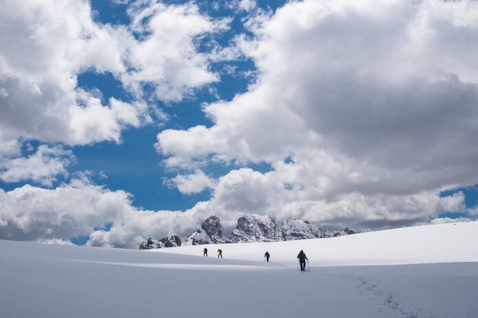 team in cammino sul monte piana con vista sul cristallo, Dolomiti, maggio 2019. ph. Sara Furlanetto